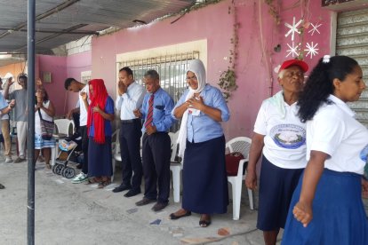 Más de 100 personas se reunieron en el culto al aire libre ‘Unidos a favor del pueblo’.