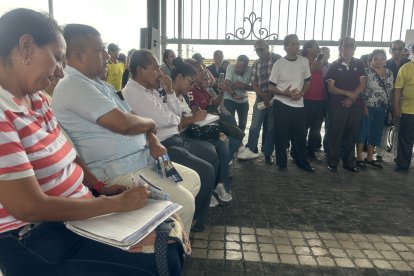 Muchos de quienes acuden a las charlas informativas sobre la regularización anotan los datos como si fuera para un deber.