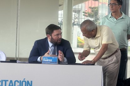 Fernando Suárez, director de la Dicam, explica el trámite a un ciudadano.