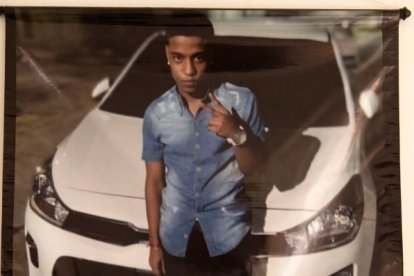 Ito, posando junto a vehículo en su natal Cali.