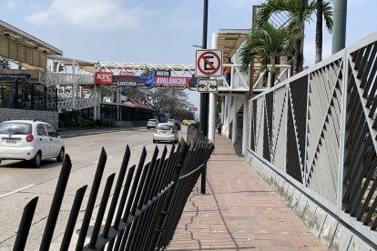 Rejillas en mal estado del puente peatonal de la parada de la Metrovía 