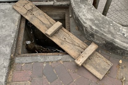 Alcantarilla sin su tapa en el puente que une la estación 