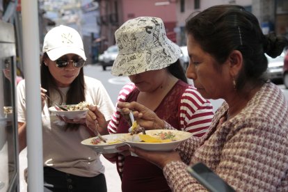 Los comensales prefieren comer parados en la vereda de la calle Vargas.