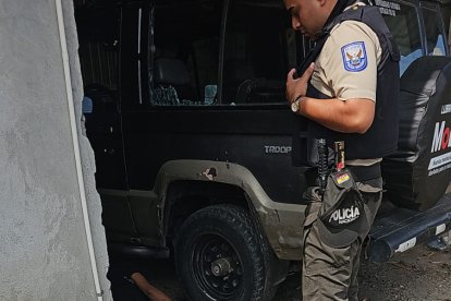 El cuerpo del ciudadano quedó junto a la puerta del garaje.