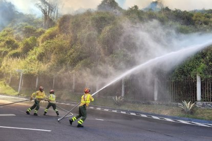 En el incendio del Itchimbía participaron 60 bomberos.
