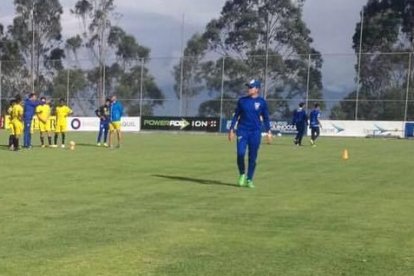 César es técnico de fútbol y un apasionado por ese deporte.