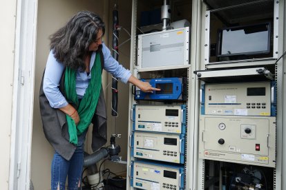 Valeria Díaz  muestra una de las 10 estaciones de monitoreo del aire.