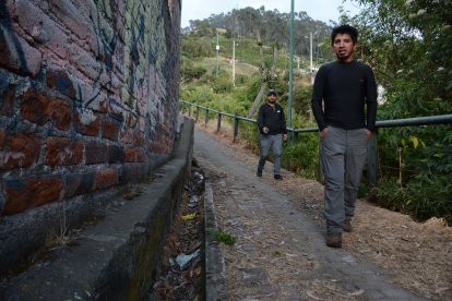 La vía peatonal se encuentra en peligro de colapsar. Hay fisuras y hundimientos en algunos tramos del camino.