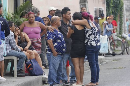 Familiares de Lenín Oswaldo Orellana Andrade lloran su trágico deceso.