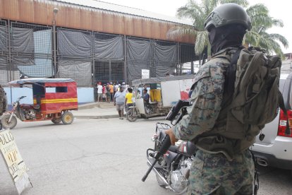 Dentro del mercado en la 5ta. etapa de El Recreo, en el cantón Durán, sujetos armados balean y matan a un ciudadano. Militares llegaron al lugar.