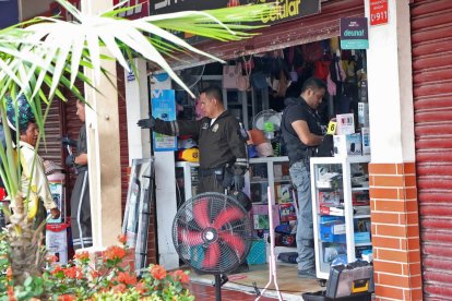 Policias acordonaron el lugar del suceso.
