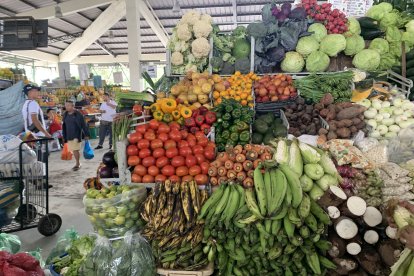 Una comerciante del mercado de Sauces 9 explicó que el verde no ha escaceado, solo encareció.