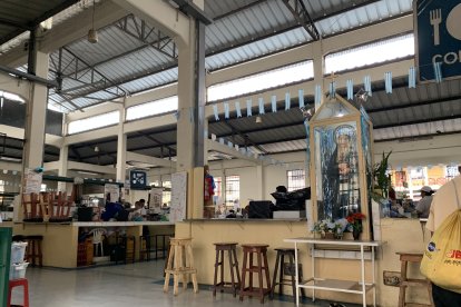 El mercado Oeste es conocido por estar adornado con una estatua religiosa de la Virgen María.