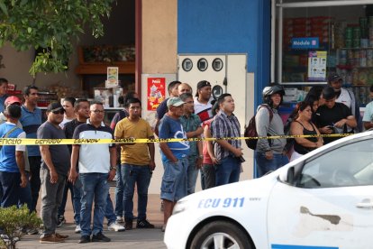 Curiosos, atentos al trabajo policial.