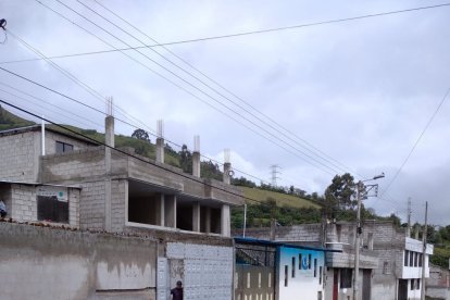 Los perros suelen aglomerarse afuera del supuesto camal clandestino.