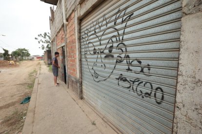 En esta vivienda residía Pilar con su esposo e hijos. El tiro atravesó esta puerta enrollable.