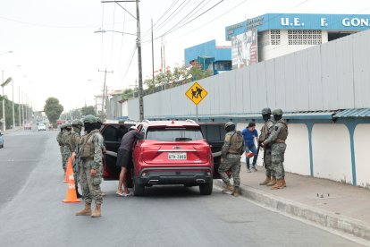 Ayer militares  realizaban controles en los exteriores del plantel cuyas clases fueron suspendidas.