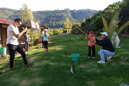 El turista puede hacer varias actividades, como pescar truchas.