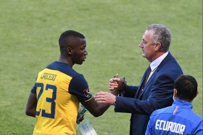Moisés Caicedo (i) fue pieza clave en la selección ecuatoriana que dirigió Gustavo Alfaro (d).