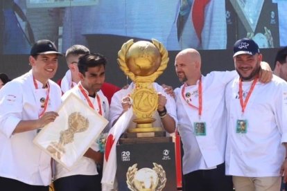El chef ecuatoriano Cristian Arroba en el podio con los mejores de la paella a nivel mundial.