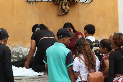 Familiares lloran la muerte del menor de edad.
