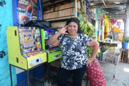 Por las mañanas sale a comprar pan, pero primero juega con las máquinas, su pasatiempo.