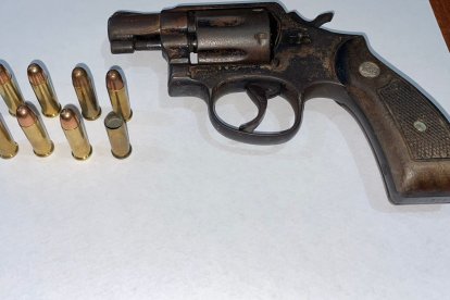 El revólver hallado en poder de los aprehendidos.