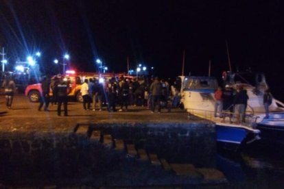 Embarcaciones que buscaban a los sobrevivientes de la tragedia esperan en la orilla.