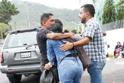 Familiares de la víctima lloraban desconsolados afuera de la morgue de Quito.