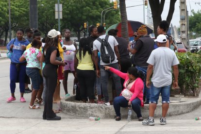 Familiares de hombre asesinado en un bus llegaron a  la morgue para retirar su cuerpo.