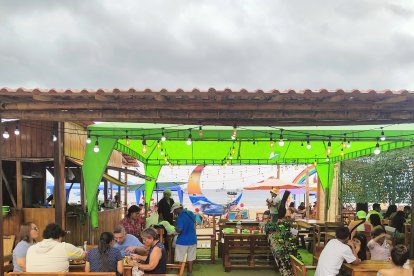 La vista de ballenas es uno de los atractivos turísticos del cantón. Los turistas también aprovechan para saborear la comida manabita.