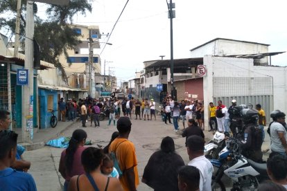 El cuerpo sin vida de Stalyn fue llevado hasta el puerto de Santa Rosa.