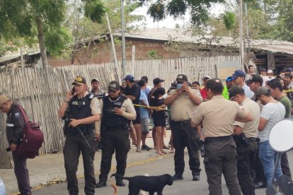 Miembros de la Policía Nacional realizan las respectivas investigaciones.