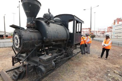 Hallazgo. Los investigadores Parsival Castro y Fernando Mancero revisan la estructura del vehículo.