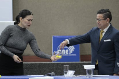 Sorteo del orden de salida y de preguntas para el debate de los candidatos Daniel Noboa y Luisa Gonzalez, en el CNE.
