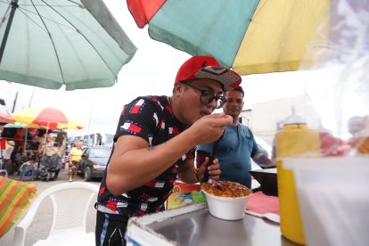 Mauricio Altamirano hasta tiempo para comer se dio mientras hacía 'shopping'.