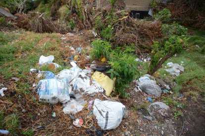 La basura está regada por todos lados.
