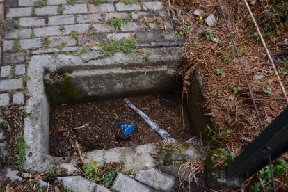 Hasta las tapas de algunas alcantarillas han desaparecido del camino.