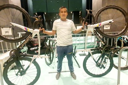 El experimentado mecánico dejó listas las ‘bicis’ en Tokio de Richard Carapaz y Jhonatan Narváez.