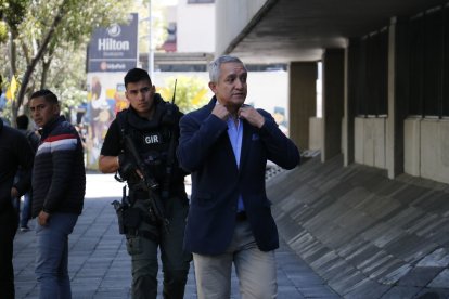 Patricio Carrillo y otros asambleístas electos acudieron a la Fiscalía General del Estado.