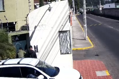 Los delincuentes llegaron en dos autos.