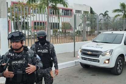 La Policiía ha desplegado controles afuera de los planteles educativos.