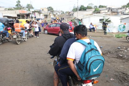 El mayor temor de los progenitores es que sus hijos sean captados por bandas criminales, por eso los esperan a la salida de clases.