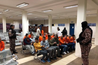 Antes del traslado, el personal a cargo de los internos verificó sus datos.