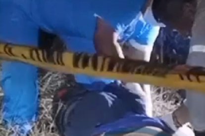 El agente vestía camiseta y bermuda. Quedó tendido con su casco.