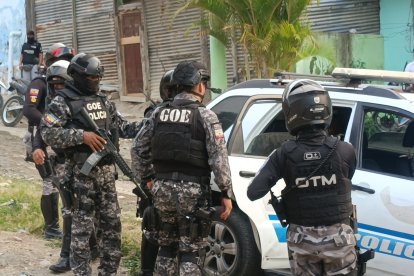 Unidades especiales de la Policía Nacional realizaron allanamientos en las riberas del río Esmeraldas, tras la muerte de Nelly Cabezas.