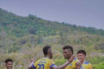 Astillero FC festejando que sigue en el camino a la serie B.