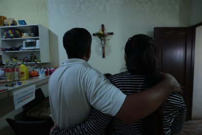 Antes de descansar, Roberto, Sandra y su pequeña hija le piden a Dios que proteja de ellos y de sus familiares.