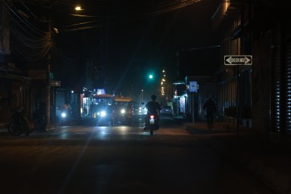 Después de las 19:00 las calles de Durán lucen desiertas. Los negocios cierran. Son escasos los que transitan.