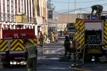 Los bomberos trabajaron en la extinción de las llamas tras lo cual encontraron los cadáveres en varias partes de la disco.